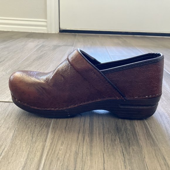 Size 38 Dansko Tooled Leather Clogs - Picture 7 of 12